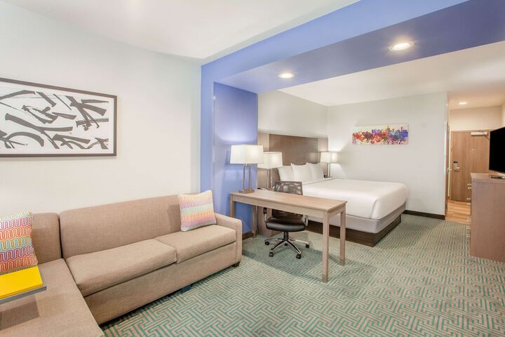 La Quinta Inn & Suites by Wyndham Dallas Duncanville