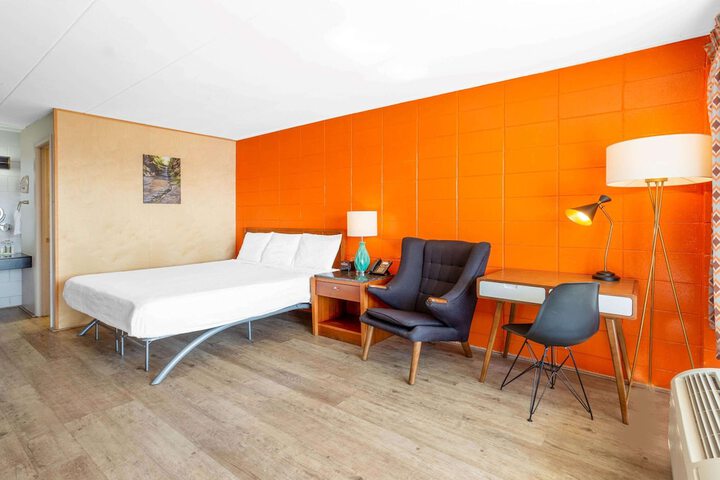 Room 9 of 25