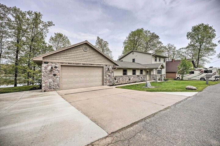 Pet-friendly Grass Lake Retreat w / Game Room!
