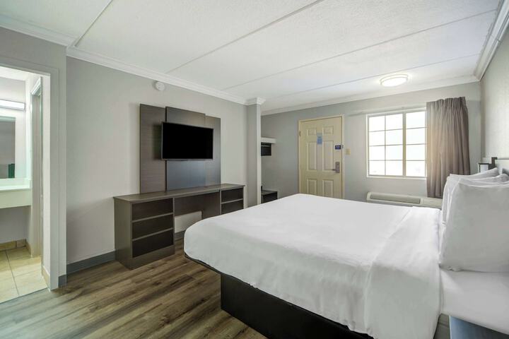 Room 11 of 25