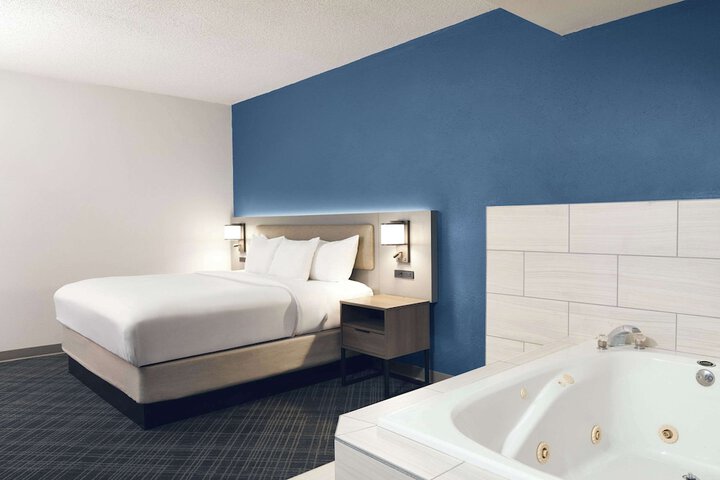 Room 32 of 83