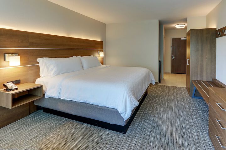 Holiday Inn Express & Suites Roanoke – Civic Center by IHG