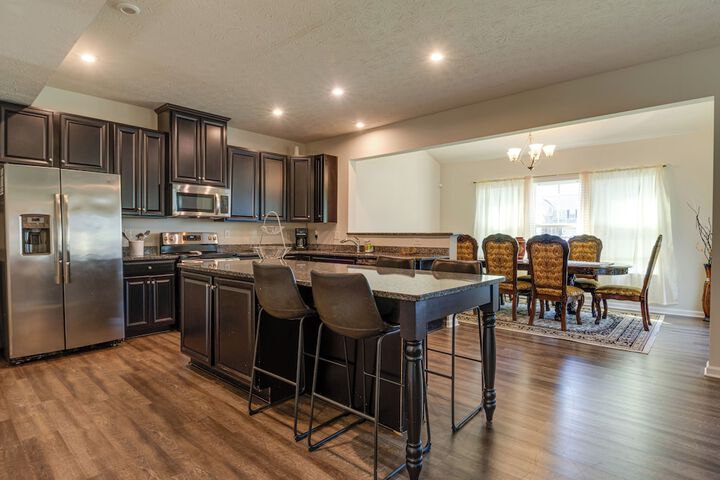 Spacious Home w / Fireplace - Near Golf!