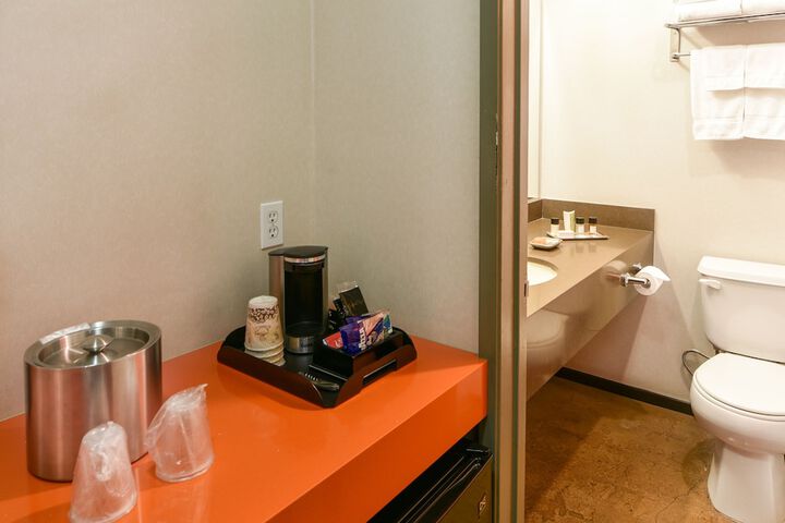 The Tangerine - a Burbank Hotel