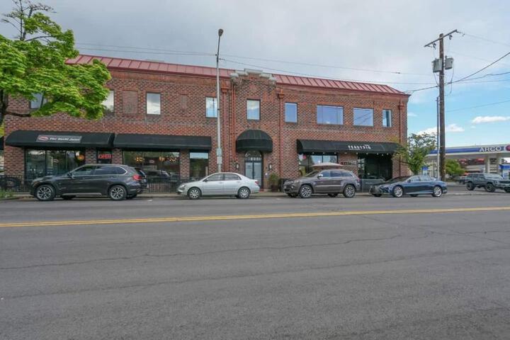 Large eclectic 1 BR above restaurant 15min to PDX
