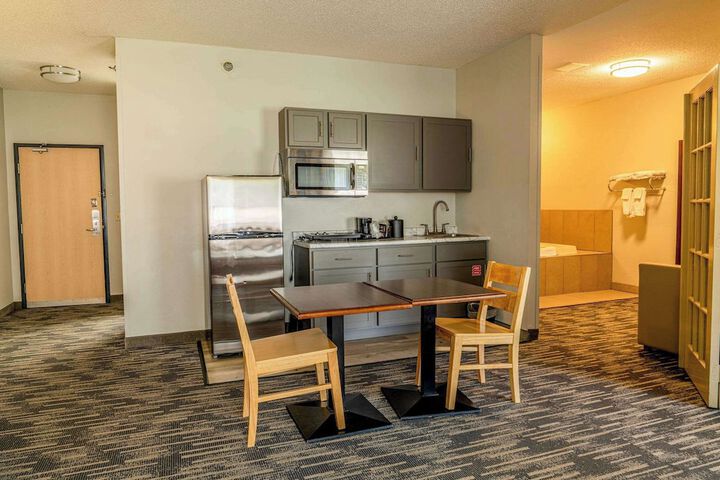 Country Inn & Suites by Radisson Brookings, SD