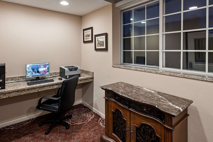 Business Center 33 of 34