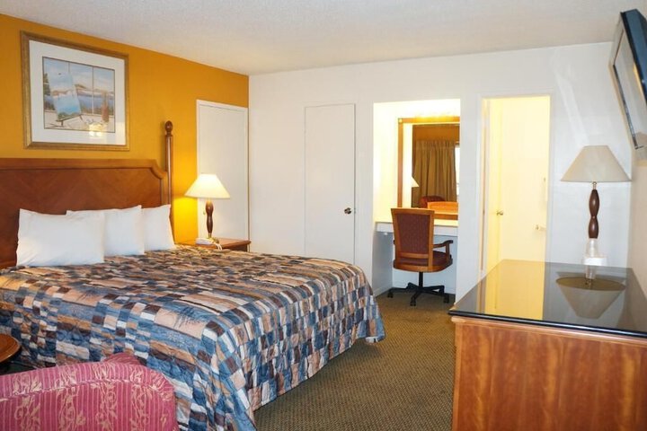 Room 9 of 16