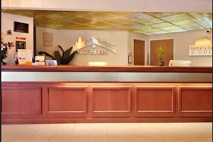 Days Inn & Suites by Wyndham Gresham