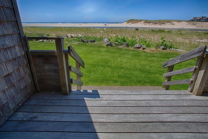 The Waves / The Argonauta Inn/The White Heron Lodge
