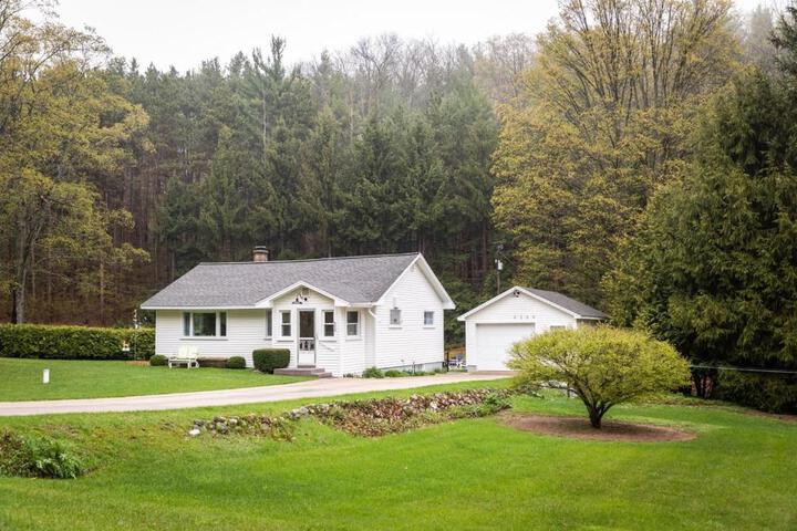 Cedar Creek Cottage Close to Downtown Traverse City Beaches and the TART Trail