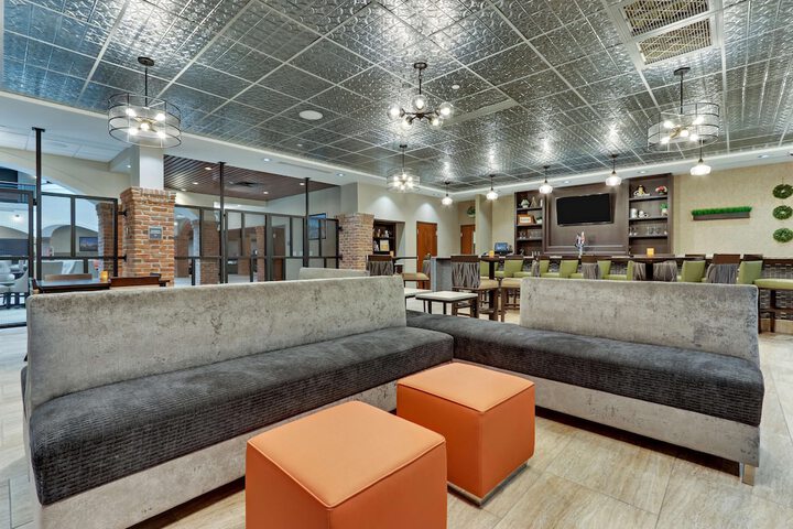 Lounge 74 of 90