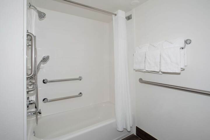 Hampton Inn & Suites Kansas City-Merriam