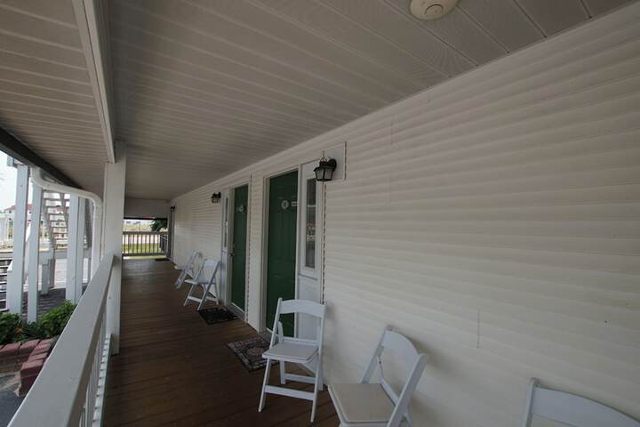 Snyders Shoreline Inn
