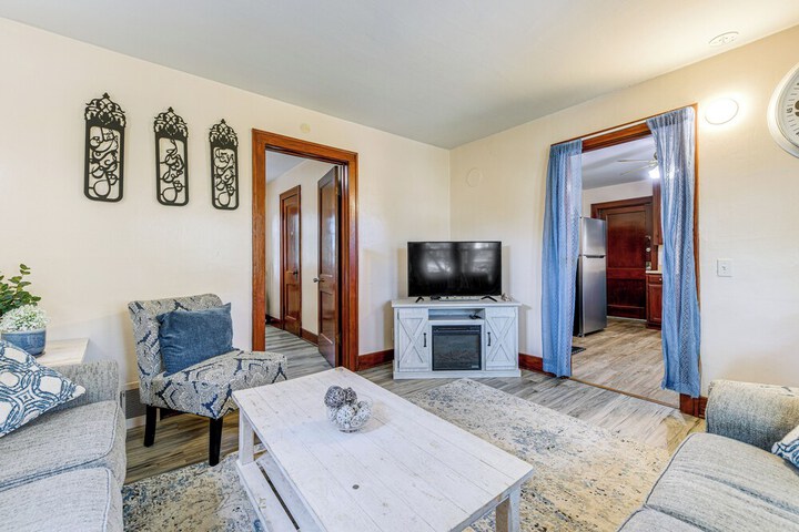 Apartment 1 Mi to Buffalo Botanical Gardens!