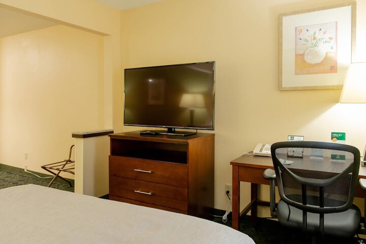 Quality Inn & Suites Bloomington I-55 and I-74