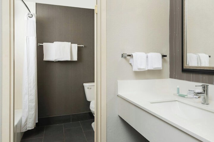 Courtyard by Marriott Dallas-Fort Worth / Bedford