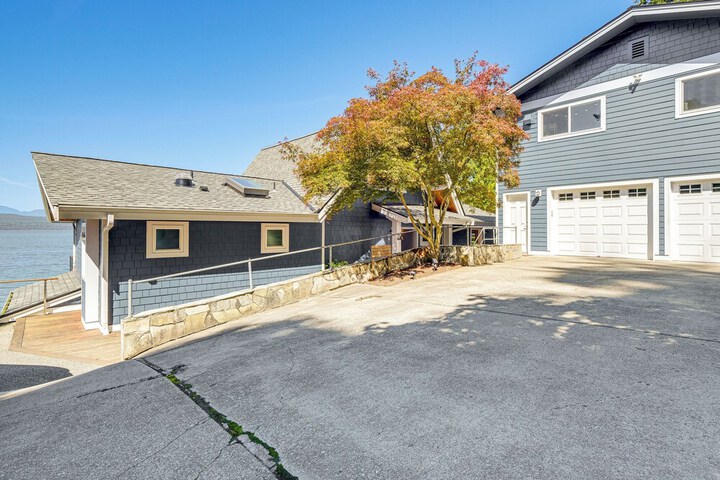 Bayfront Home w / Private Beach in Poulsbo!