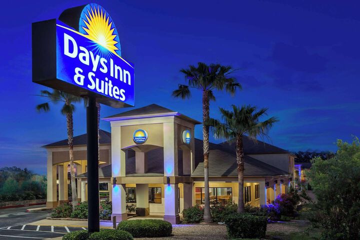 Days Inn & Suites by Wyndham Huntsville