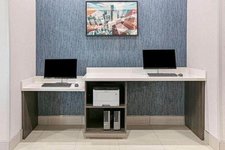 La Quinta Inn & Suites by Wyndham DFW Airport West-Glade
