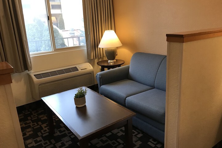 Room 17 of 40