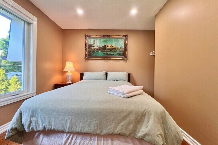 Cozy Home Near Transit & Hillcrest Mall with Free Parking