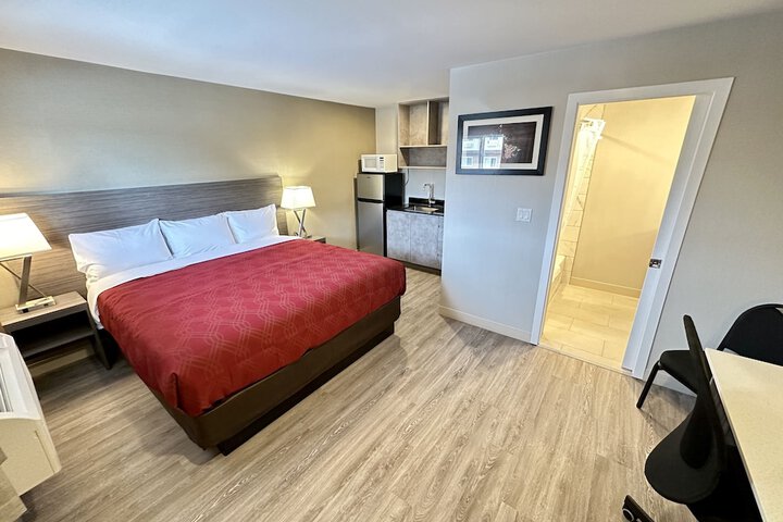 Econo Lodge Inn & Suites