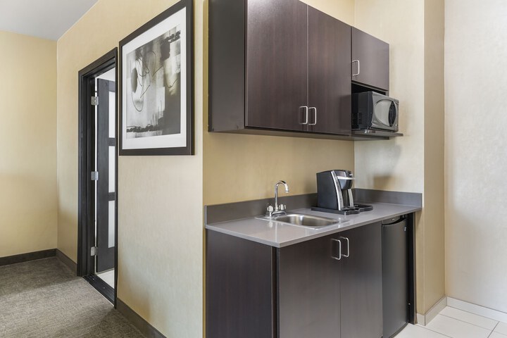 Holiday Inn Express & Suites Anaheim Resort Area by IHG