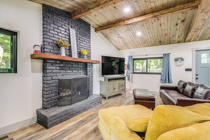 Dandridge Home on Douglas Lake w / Hot Tub & Dock!