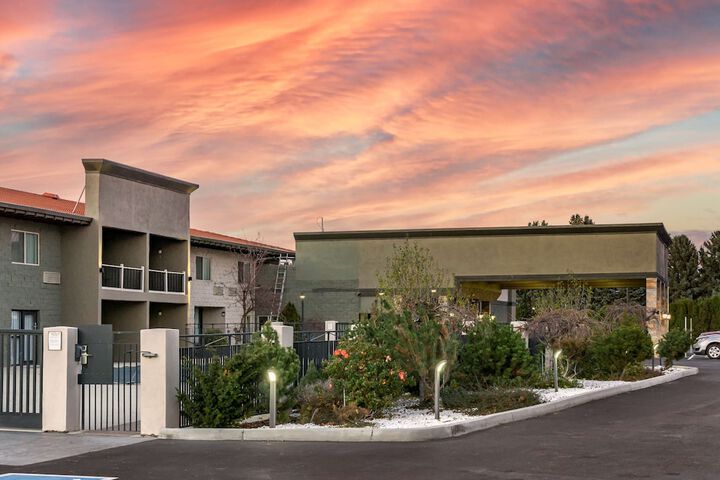 Best Western Plus Lake Front Hotel