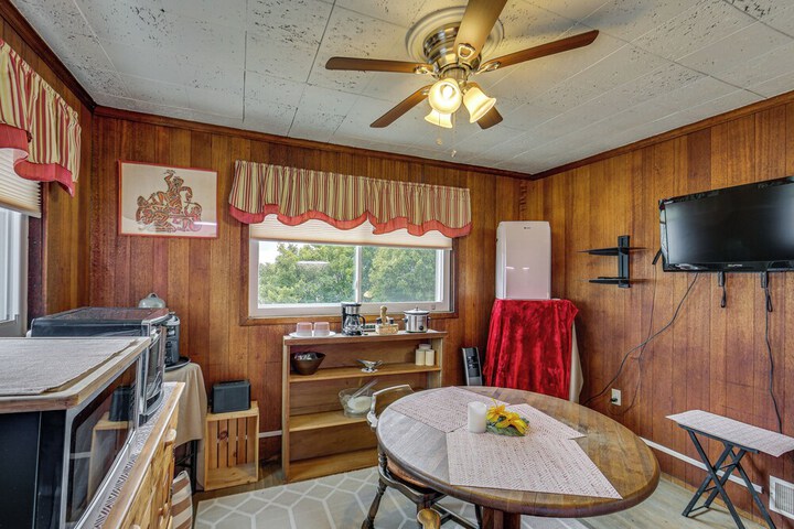 Rustic Chic Retreat: 4 Mi to Kennywood!
