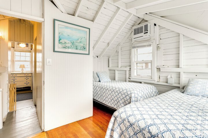 Charming Westbrook Cottage Steps to Private Beach