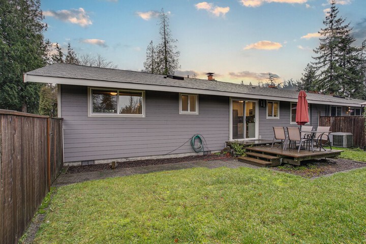 Modern Puyallup Townhome w / Backyard & Fireplace