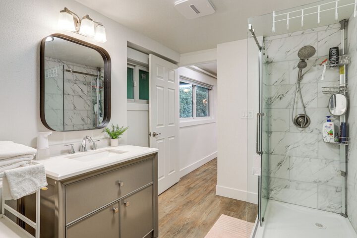 Walk to Beach & Lake Access: Cozy Redmond Apt!