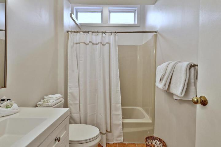 Skiers! Fox Hollow 2BR 2BA Condo Across from Pico, Minutes to Killington condo