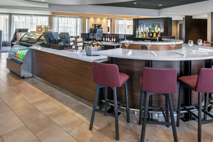 Courtyard by Marriott Newark Liberty International Airport