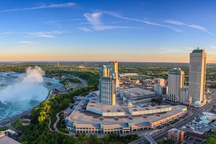 Hilton Niagara Falls / Fallsview Hotel & Suites