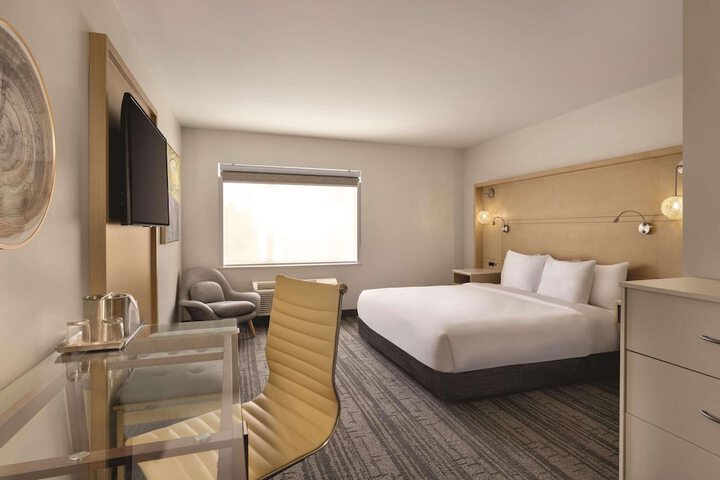 Room 30 of 48