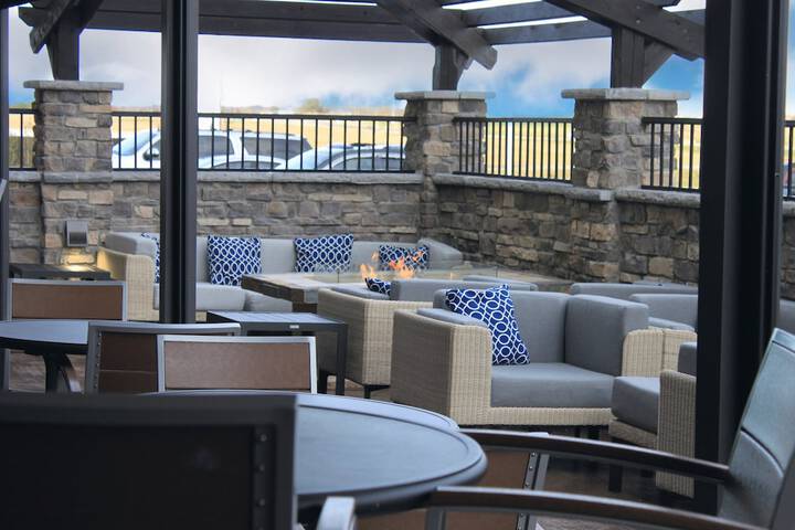 Lounge 20 of 24