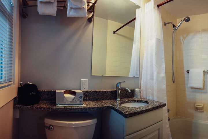 Bearskin Neck Motor Lodge