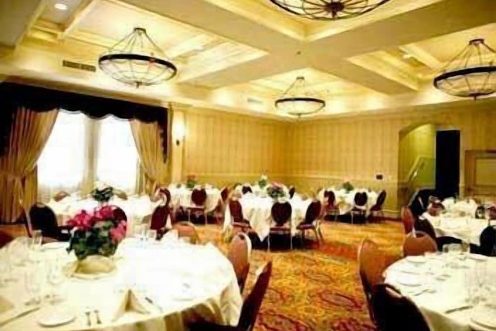 Ballroom/Hall 33 of 34