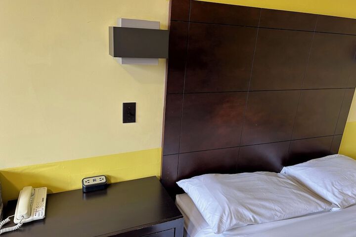 Motel R-100