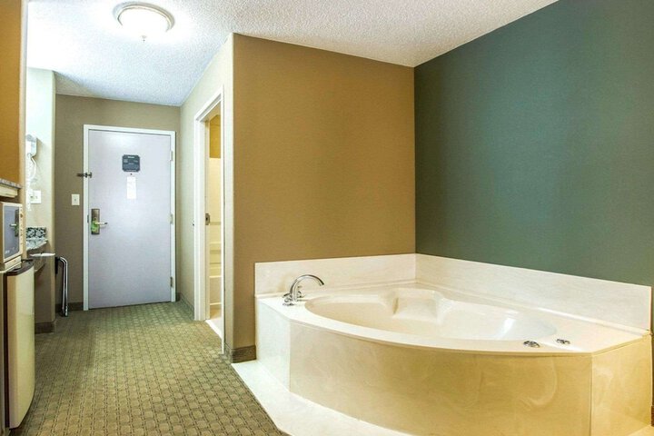 Room 12 of 28
