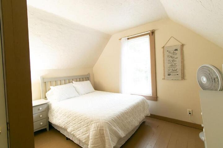 Downtown 2 Bedroom Cottage Sleeps 6, Walking Distance to Honeywell, Downtown Restaurants, Shopping