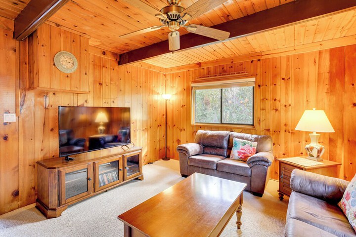Lakefront Home w / Game Room Kayaks, & Fire Pit