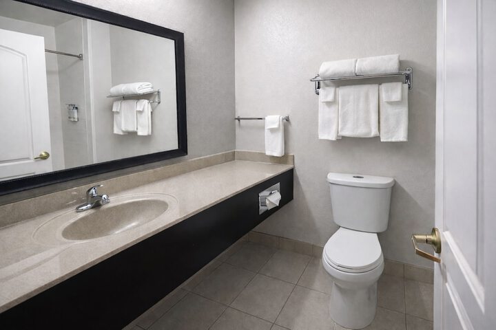 Holiday Inn Express & Suites Winner by IHG