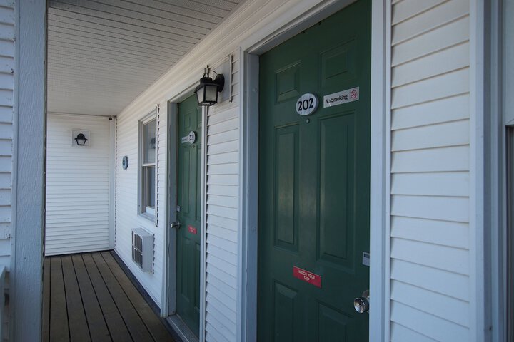 Snyders Shoreline Inn