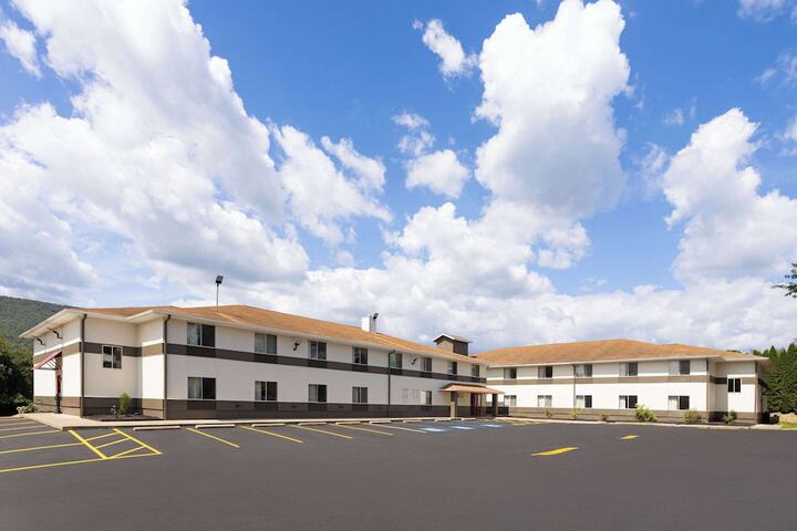 Super 8 by Wyndham Burnham / Lewistown