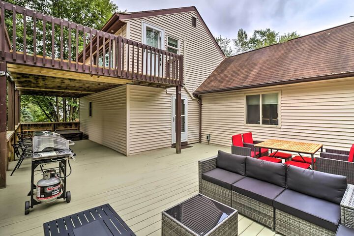 Chic Long Pond Family Home w / Fire Pits & Deck!