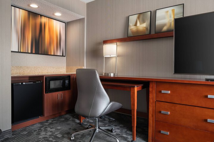 Lounge 30 of 32